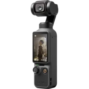 DJI Osmo Pocket 4 -kamera kädessä kuvattuna